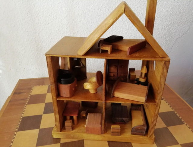 Juguete Educativo Casa de madera de muñecas modelo pequeño 5 habitaciones Medida aproximadamente  27x 22x13