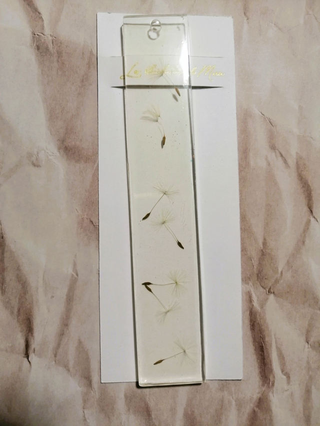 Marque page en résine époxy - transparence et raffinement des graines de pissenlits - personnalisable sur demande