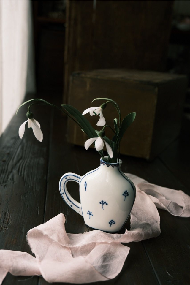 Double sided vase and flower