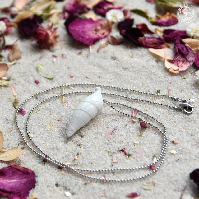 Porcelánový náhrdelník Mořská lastura