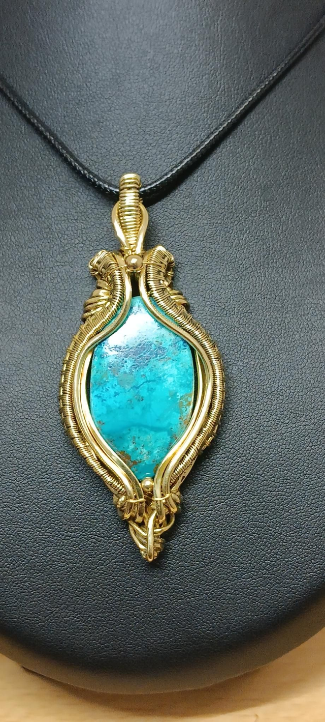 Pendentif laiton avec Shatuckite 