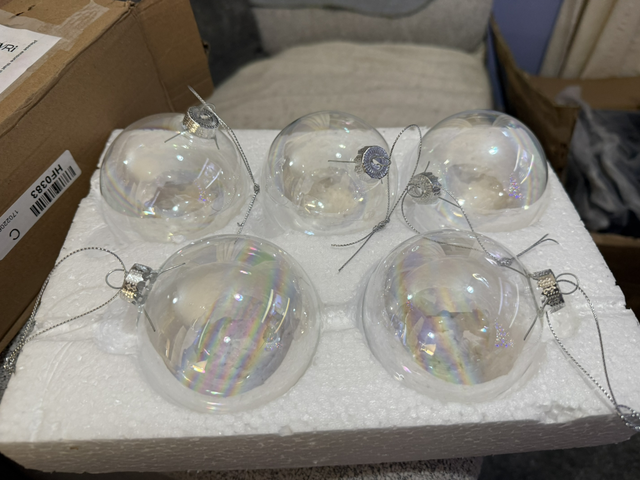 Set a five pearlescent glass Christmas decorations