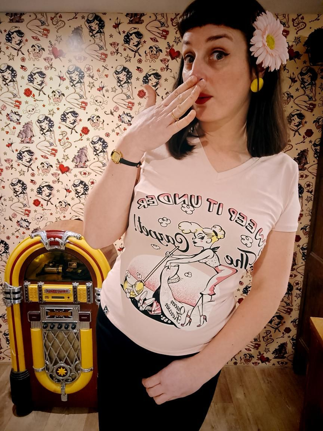 T-shirt rose col V sweep it under the carpet 