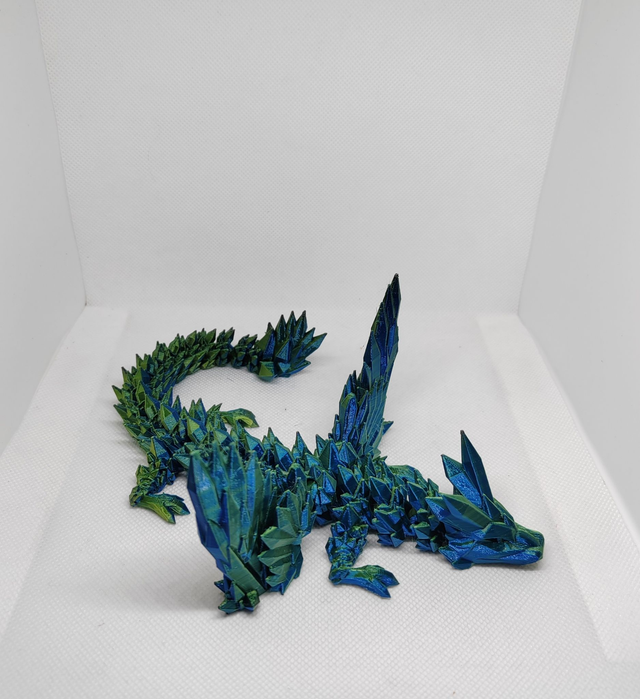 Dragon cristal avec des ailes