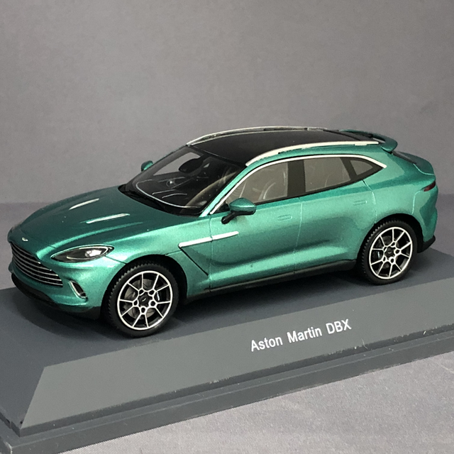 Aston Martin DBX grün met. Schuco/Spark 1:43