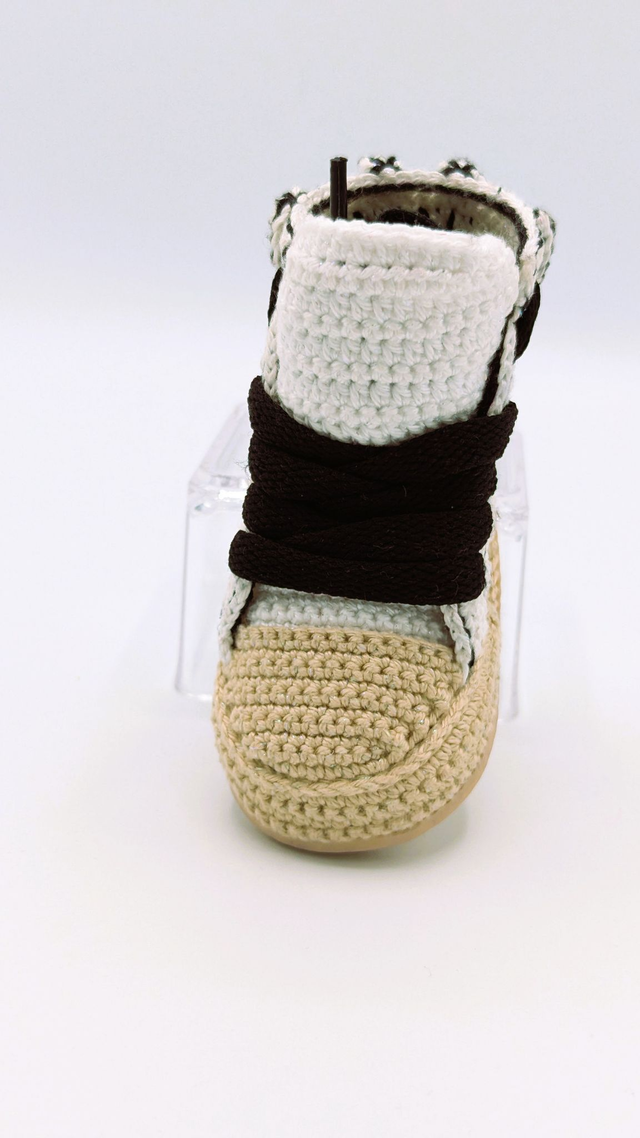 Chaussure Bébé blanche et beige montante noire
