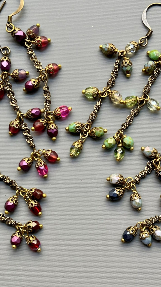 Petites boucles d'oreille en perles asymétriques corail