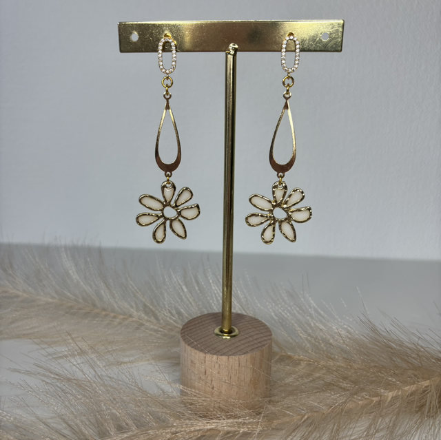 Boucle d’oreille fleur blanche