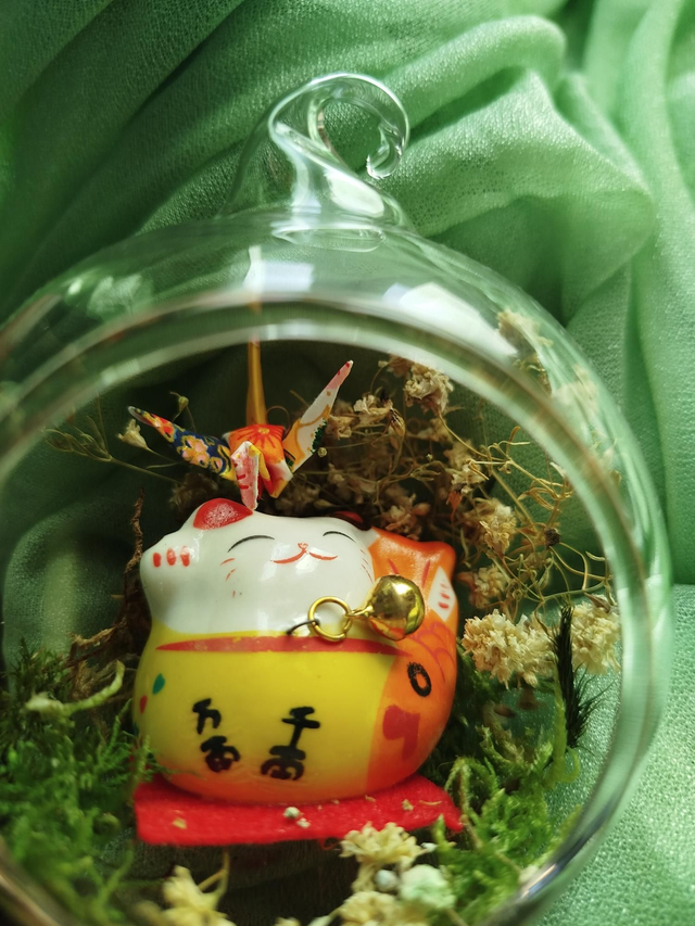 Boule maneki neko avec poisson et grue jaunes 