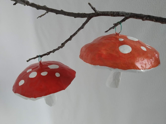 SIX CHAMPIGNONS POUR ORNEMENT, fait main en papier mâché, décoration original pour Noël, cadeau unique, 10 cm de haut