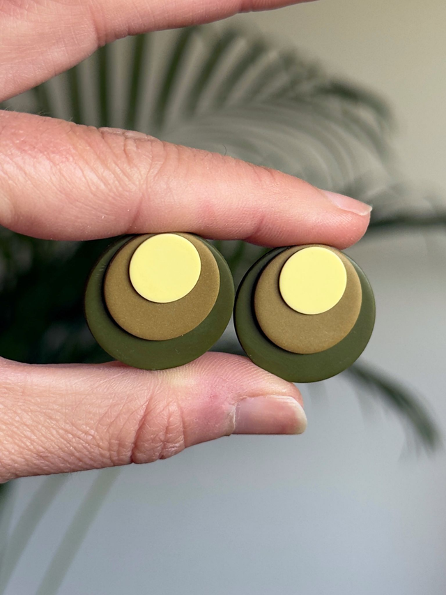 Eclipse verde caqui y amarillo pastel