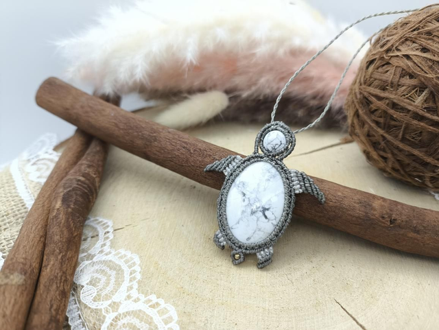 Collier pendentif tortue grise pierre howlite