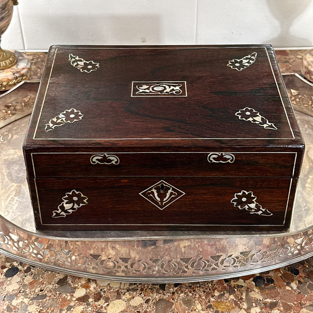 Caixa de costura victoriana em Pau Santo e Madrepérola