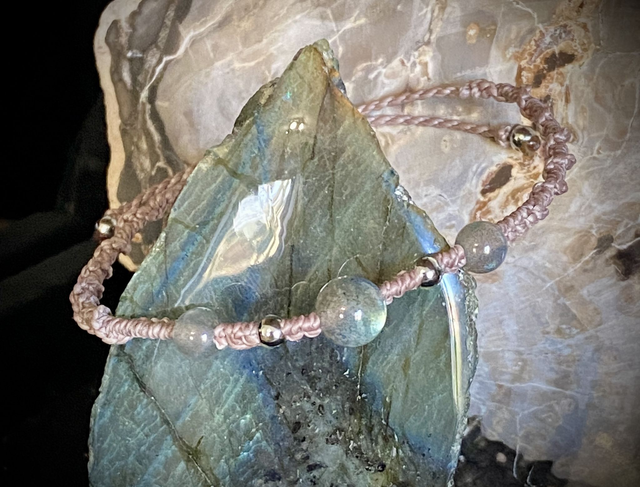 Bracelet ajustable macramé et perles de Labradorite