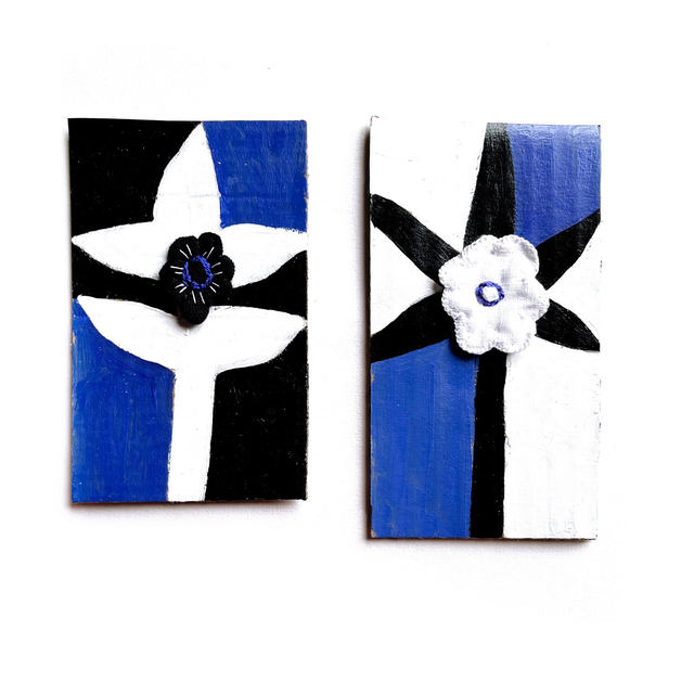 2 tableaux bleus peints sur carton et ornés de broderie