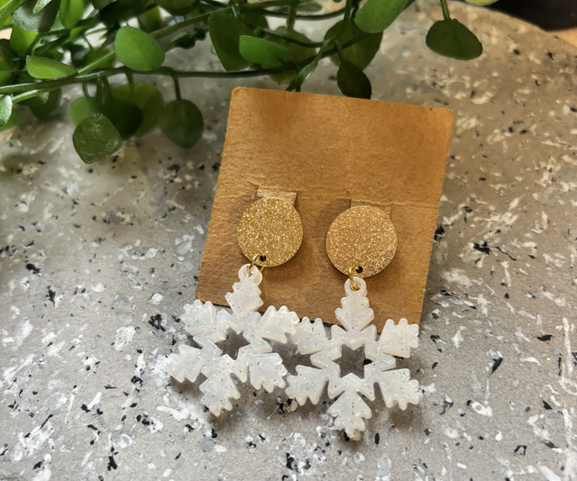 Boucles d’oreilles résine flocons blanc et doré à paillettes 