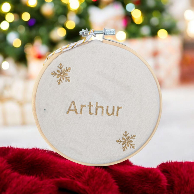 Boule de Noël personnalisée avec prénom – Broderie fait main