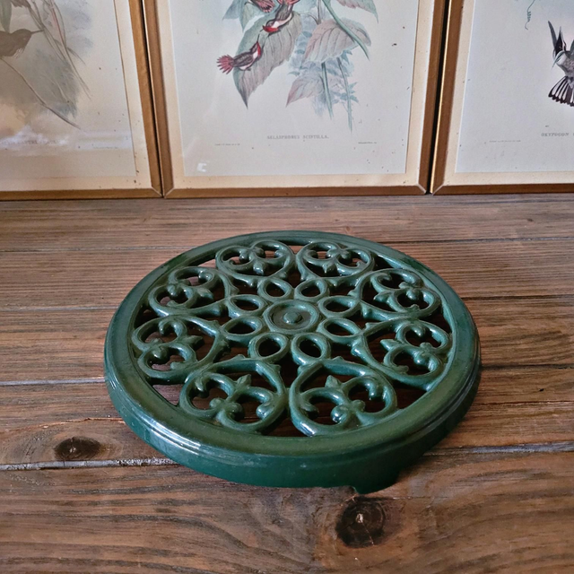 X (Réservé à Michèle S) Dessous de plat en fonte émaillée couleur verte Staub (non estampillé) 