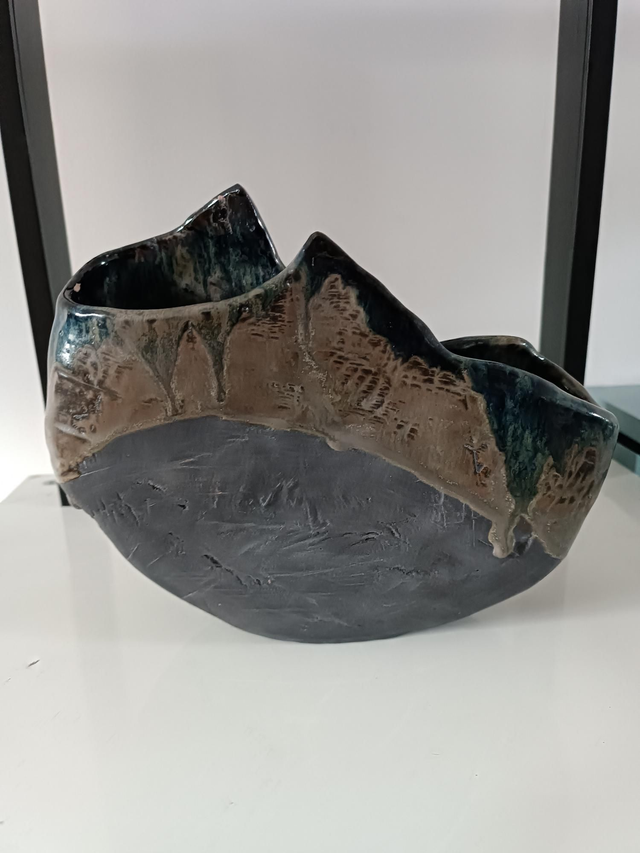 Vase asymétrique terre noire émaux bronze