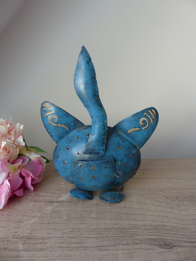Sculpture Photophore Chat en Métal Recyclé – Bougeoir Chat Bleu et Doré Fait Main – Déco Originale Artisanale pour Maison ou Cadeau