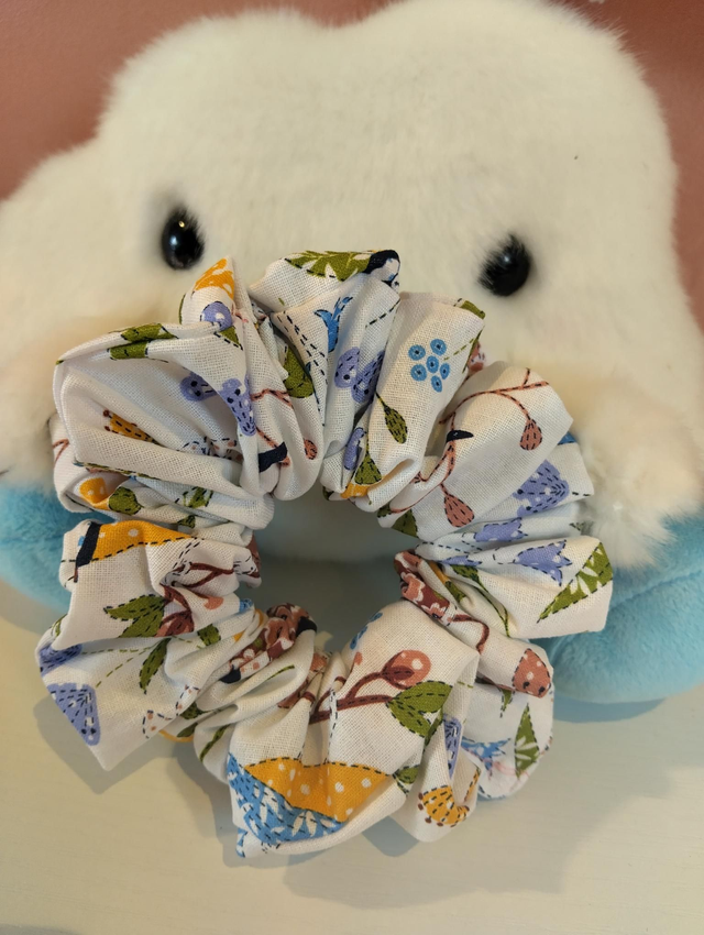 Handmade scrunchie - White and yellow floral