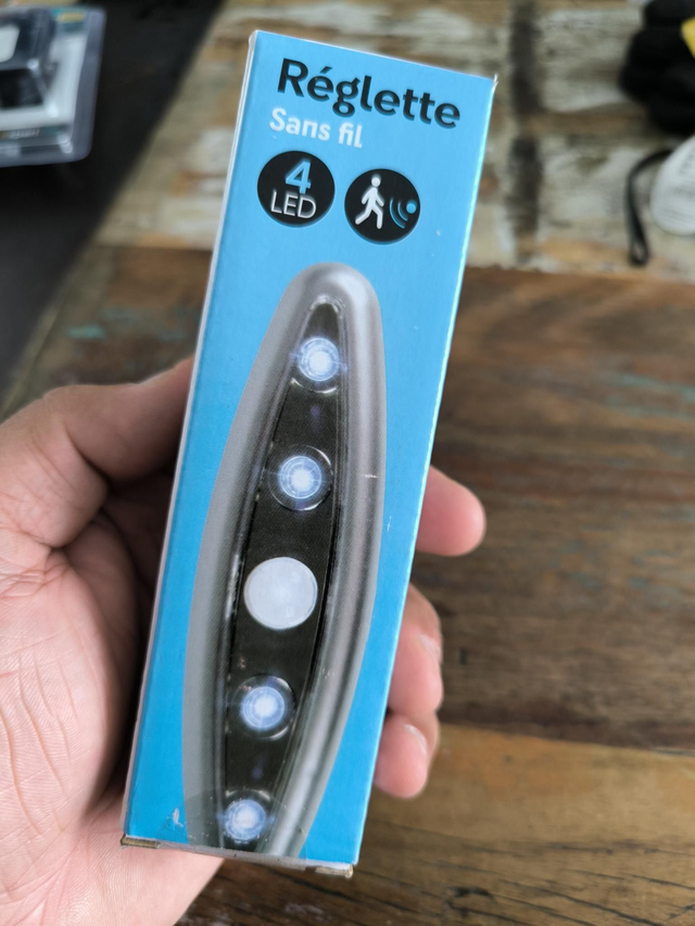 REGLETTE SANS FIL 4 LED AVEC DÉTECTEUR DE MOUVEMENT 