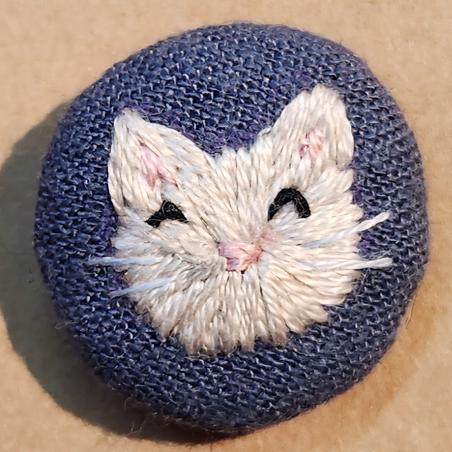 Pins brodé chat crème