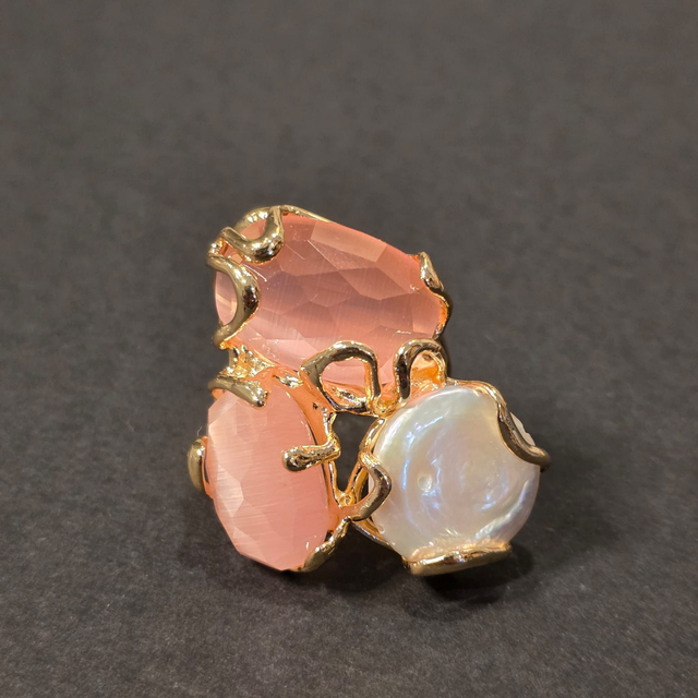 Anello in filo di bronzo placcato oro 24k, con Occhi di gatto rosa e perla