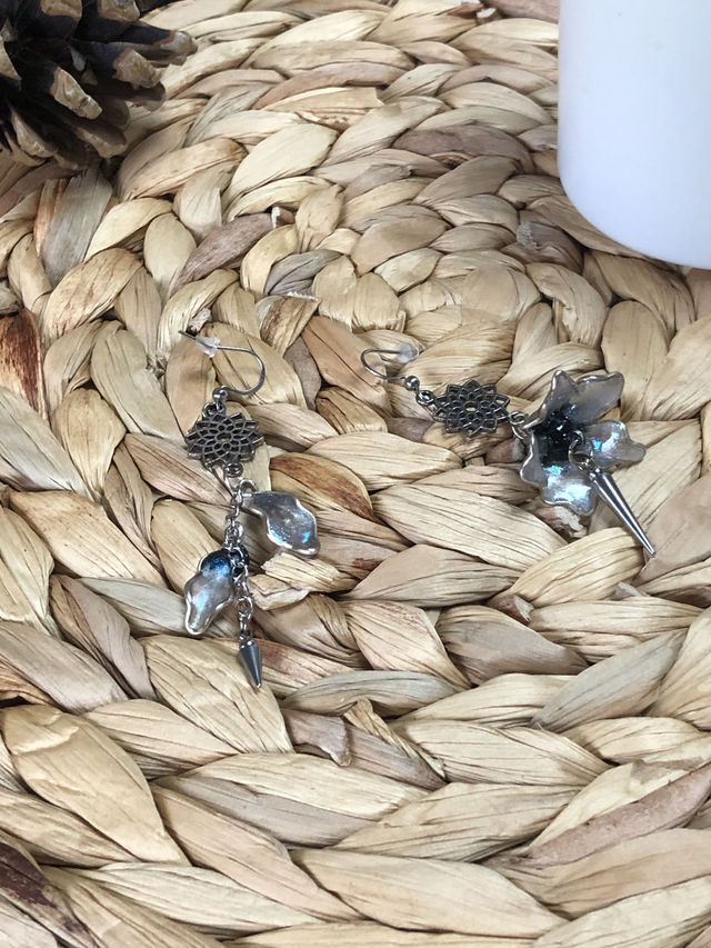 Boucles d'oreilles Flo - design asymétrique