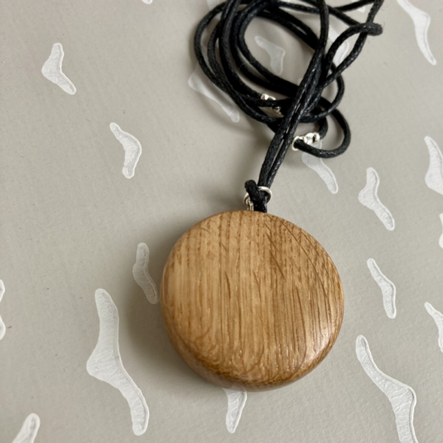 Oak - Small but chunky oak pendant necklace - I was a left over [004-0028]