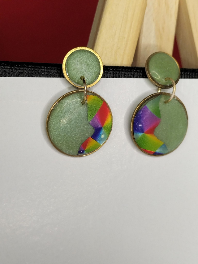 Boucles d&#039;oreilles pendantes rondes, résine verte et motifs colorés