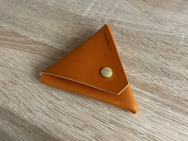 Porte monnaie triangulaire en cuir de bœuf/taureau - Le Sambosak (coloris “Cognac”)