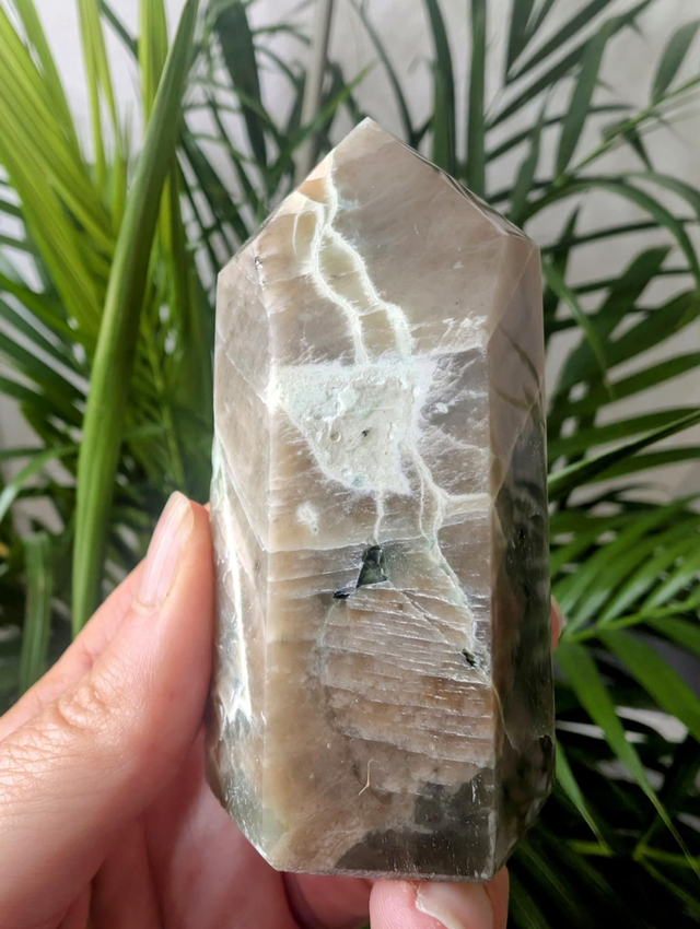 GREEN MOONSTONE TOWER -      weight 200g / size 9x4cm