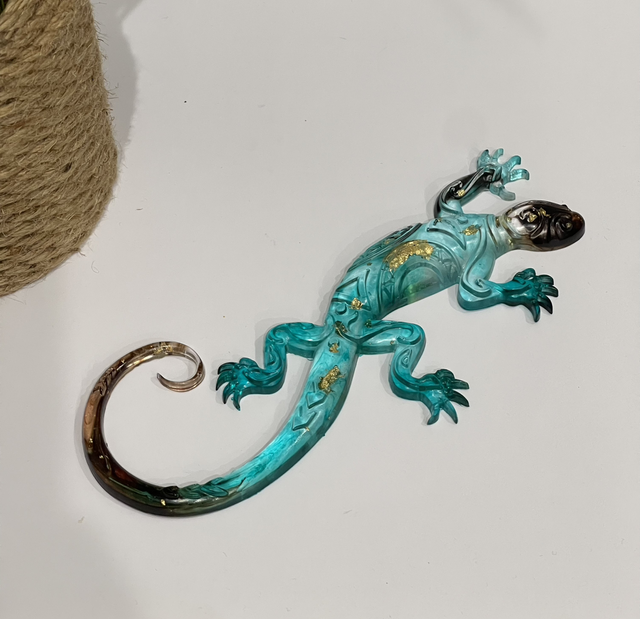 Salamandre bleu mer, chocolat et feuille d’or translucide 