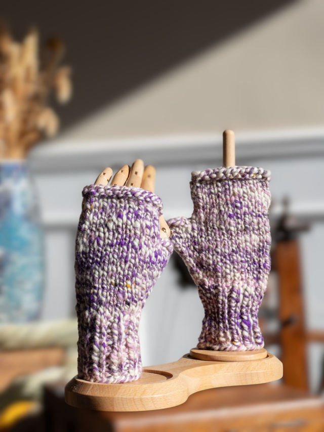 Mitaine en laine filée à la main, tons beige, violet, rose, jaune