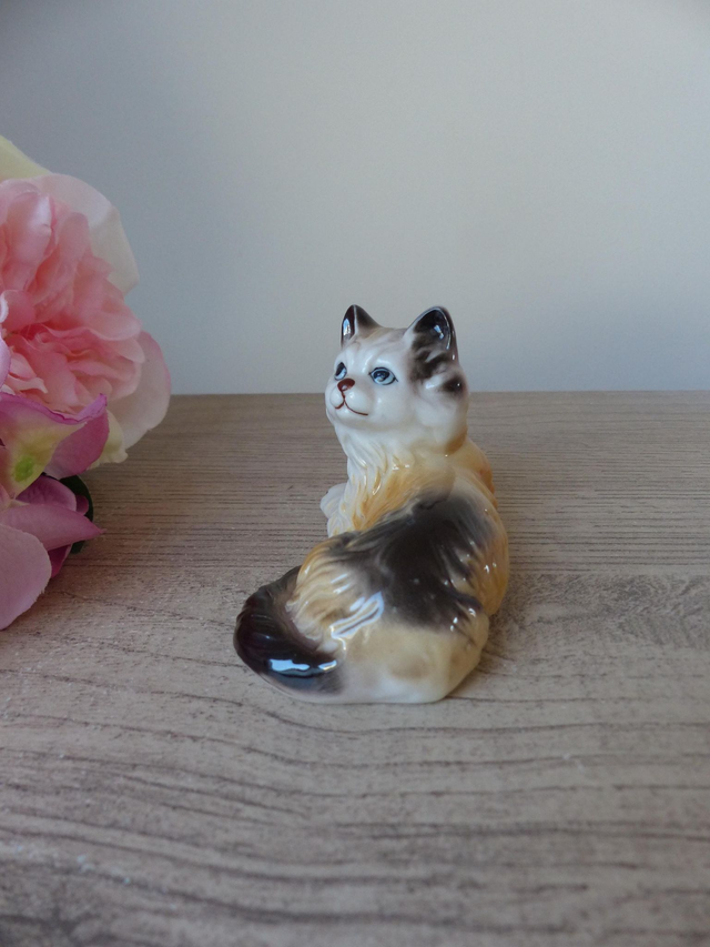 Figurine chat angora allongé en céramique vintage – petit félin marron et beige aux yeux doux – décoration rétro maison intérieur chaleureux
