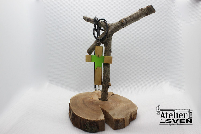 Pendentif Croix Bois &amp; Résine - Couleur VERT CLAIR