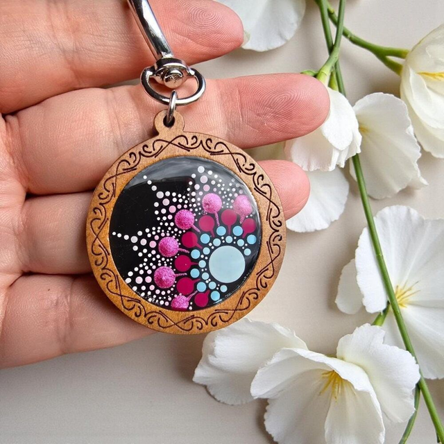 Porte-clés en bois mandala bleu & fuchsia – Peint à la main