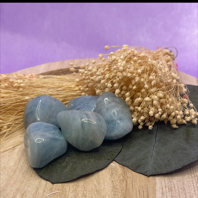 Pierre roulée Aigue marine  "Apaisement . Clairvoyance . Paix intérieure" 