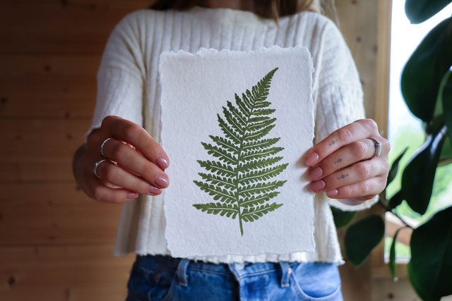 Linogravure “Fougère” – Impression artisanale A5 sur papier coton recyclé