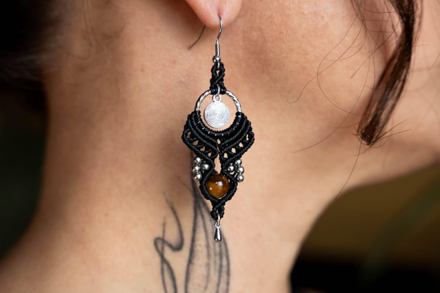 Boucles d'oreilles en micro-macramé noir avec pierre Oeil de Tigre