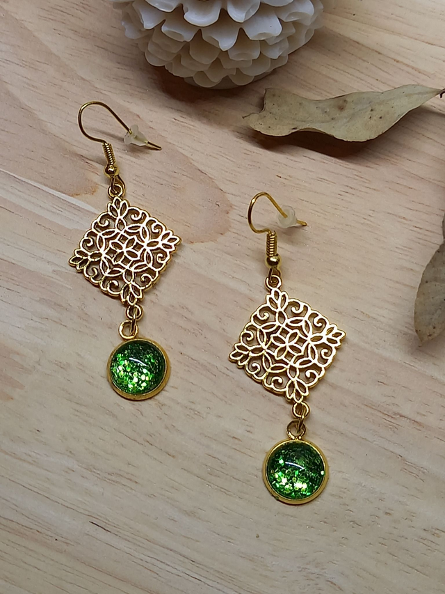 Boucles d&#039;oreilles Cabochon &quot;Paillettes&quot; -  vert clair / doré / carré décoratif