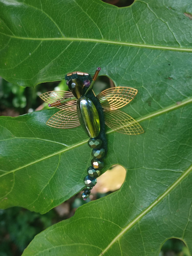 Broche" libellule", broche tissée main vert et or en perles de verre - pièce unique 