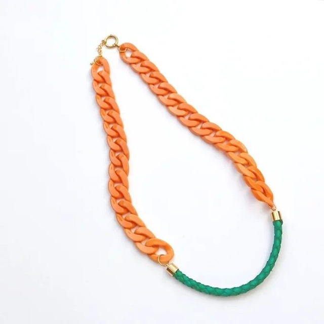 Collier tendance orange et vert – Collection Altissima – Bijou moderne en acrylique et dorure or fin