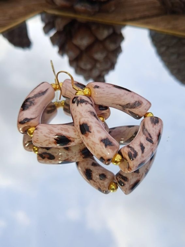 Boucles d'oreilles perles tubes incurvées Indrani Kasaee