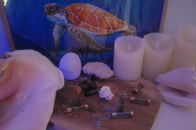 Pendentif Sablier au Sable Noir des Caraïbes – Amulette de Temps &amp; de Protection