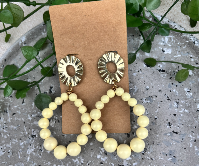 Boucles d’oreilles perlées jaunes nacré et dorées