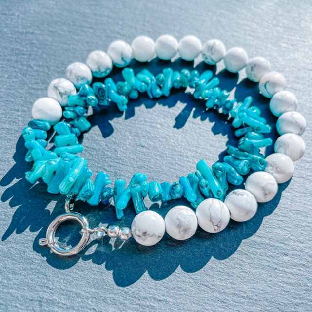 Muschelsplitterkette „blau-weiss“