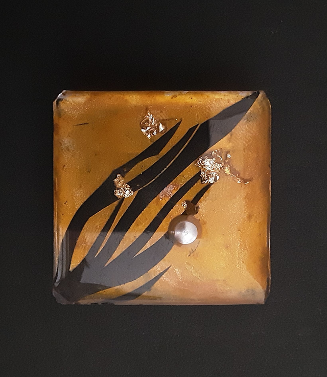 Broche rectangle moyen collection Elégance fond cuivré motif végétal stylisé pointes dorées et cabochon nacré