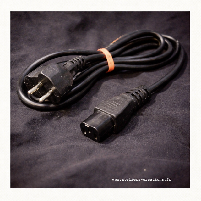 Câble alimentation PC / écran – prise FR → IEC C13 (câble secteur)